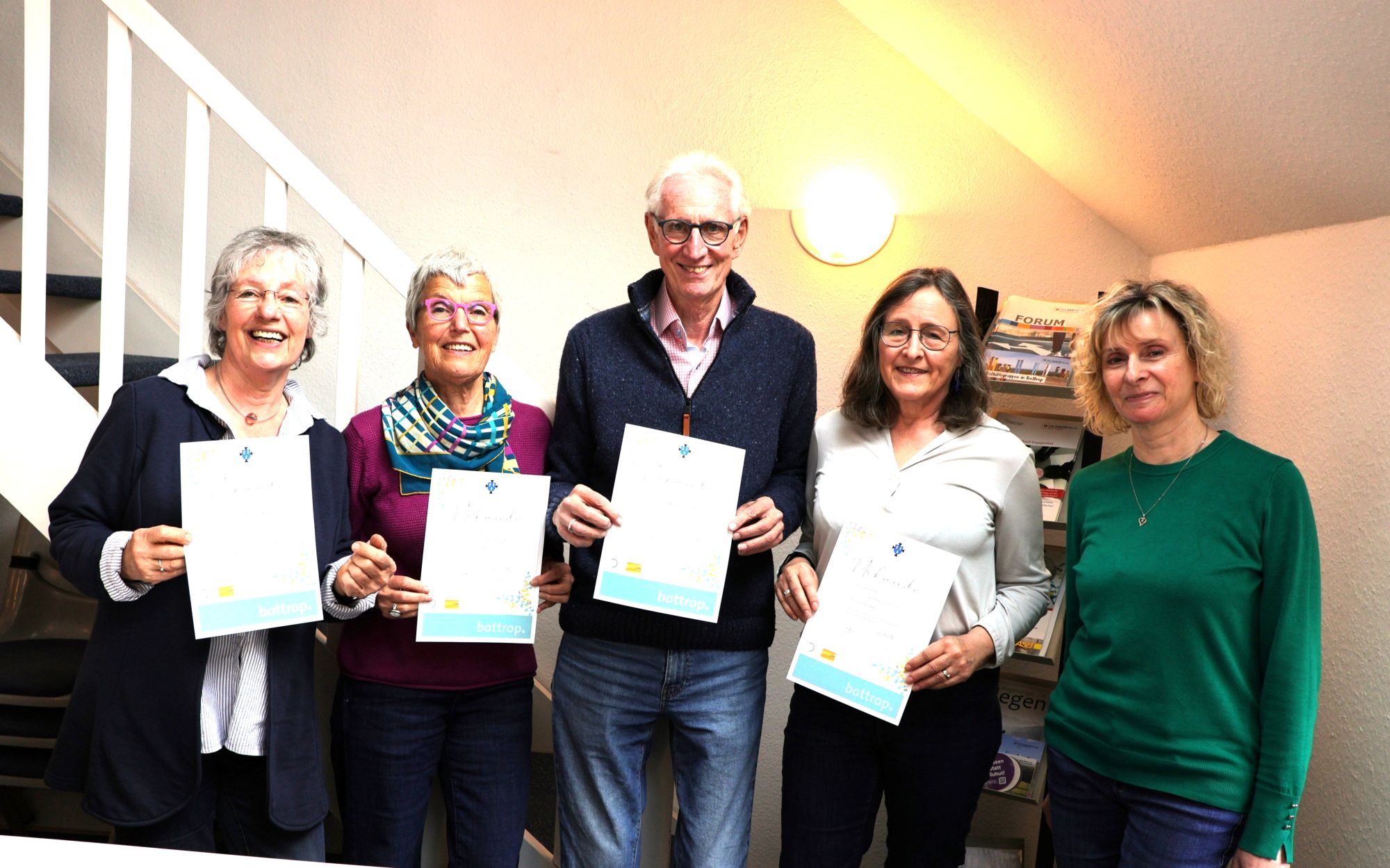 Foto von der Verleihung der Ehrenamtskarte an den MENTOR-Vorstand (v.l.) Maria Lüning-Heyenraht, Barbara v. Glasow, Thomas Schild, Ulrike Wehner. Übergeben wurden die Karten von Sandra Urban von der Ehrenamtsagentur.