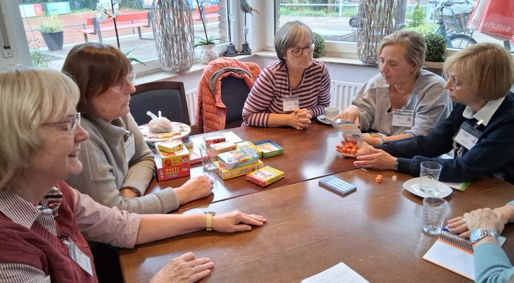 Mentorinnen probieren Spiele aus, die in der Lesestunde gespielt werden können